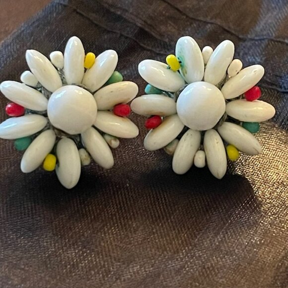 Miriam Haskell Signed 1940's Glass Flower Cluster Screw Back Clip On Earrings - Picture 7 of 10